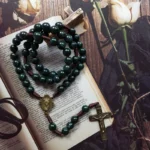 Terço Religioso Verde Escuro - Medalha de Nossa Senhora, Crucifixo e Contas de Oração